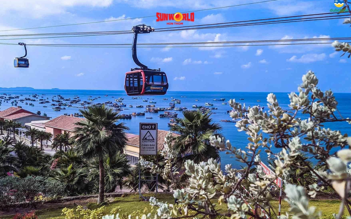 Di chuyển bằng cáp treo Hòn Thơm để đến công viên nước Aquatopia