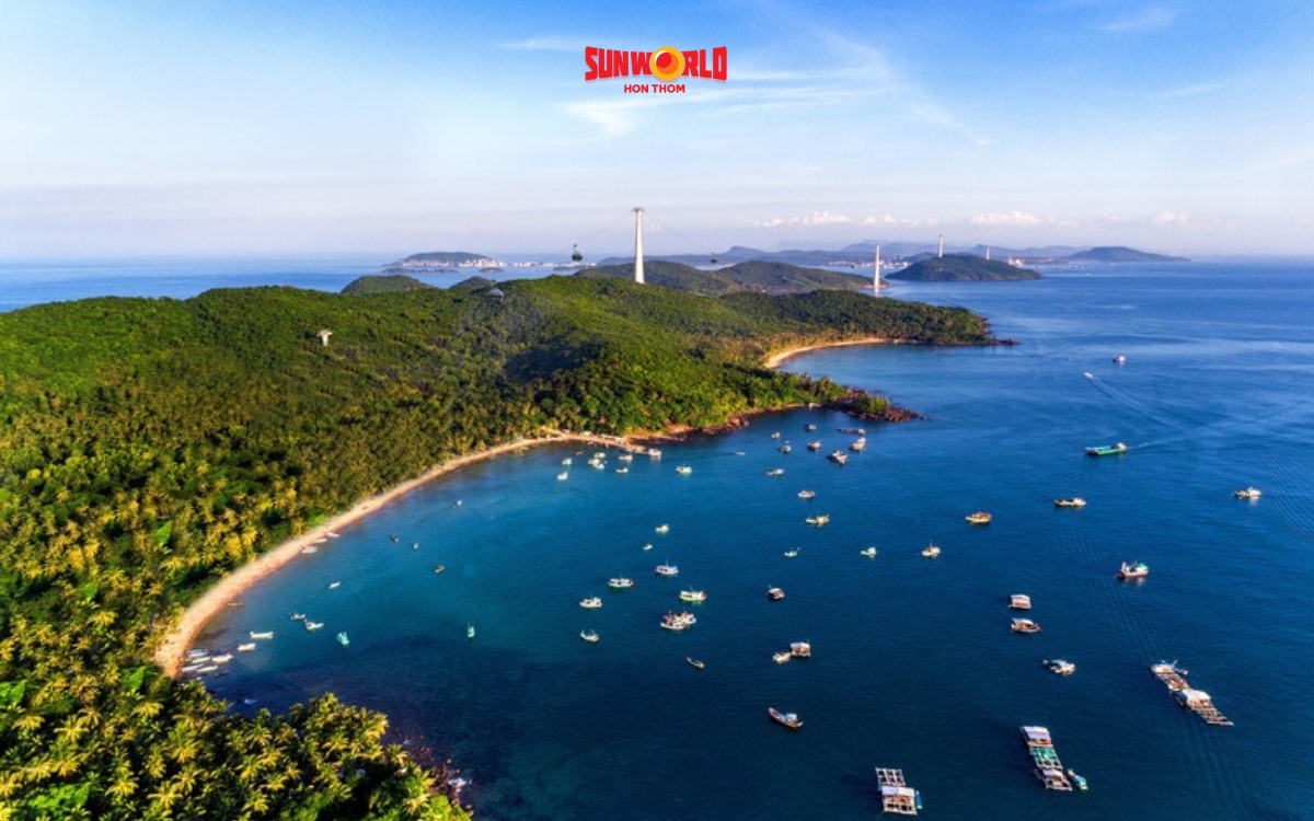 Du lịch Hòn Thơm nổi bật với vẻ đẹp hoang sơ, bãi cát trắng mịn  
