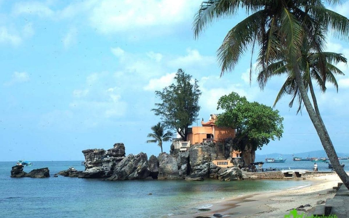 Tham quan Dinh Cậu khi du lịch Phú Quốc tháng 1