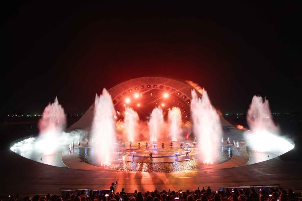 show diễn kiss of the sea