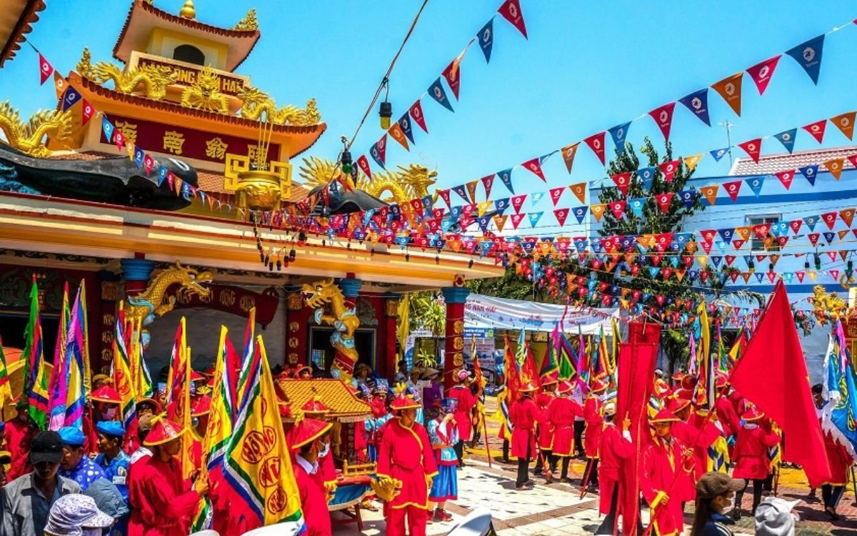 Tham dự Lễ hội Lăng Ông Nam Hải khi du lịch Phú Quốc tháng 3